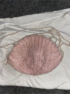 Beaded Shell-Shaped Crossbody Bag in Blush Pink